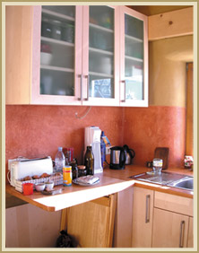 K&uuml;che in Tadelakausf&uuml;hrung auf Strohballenuntergrund